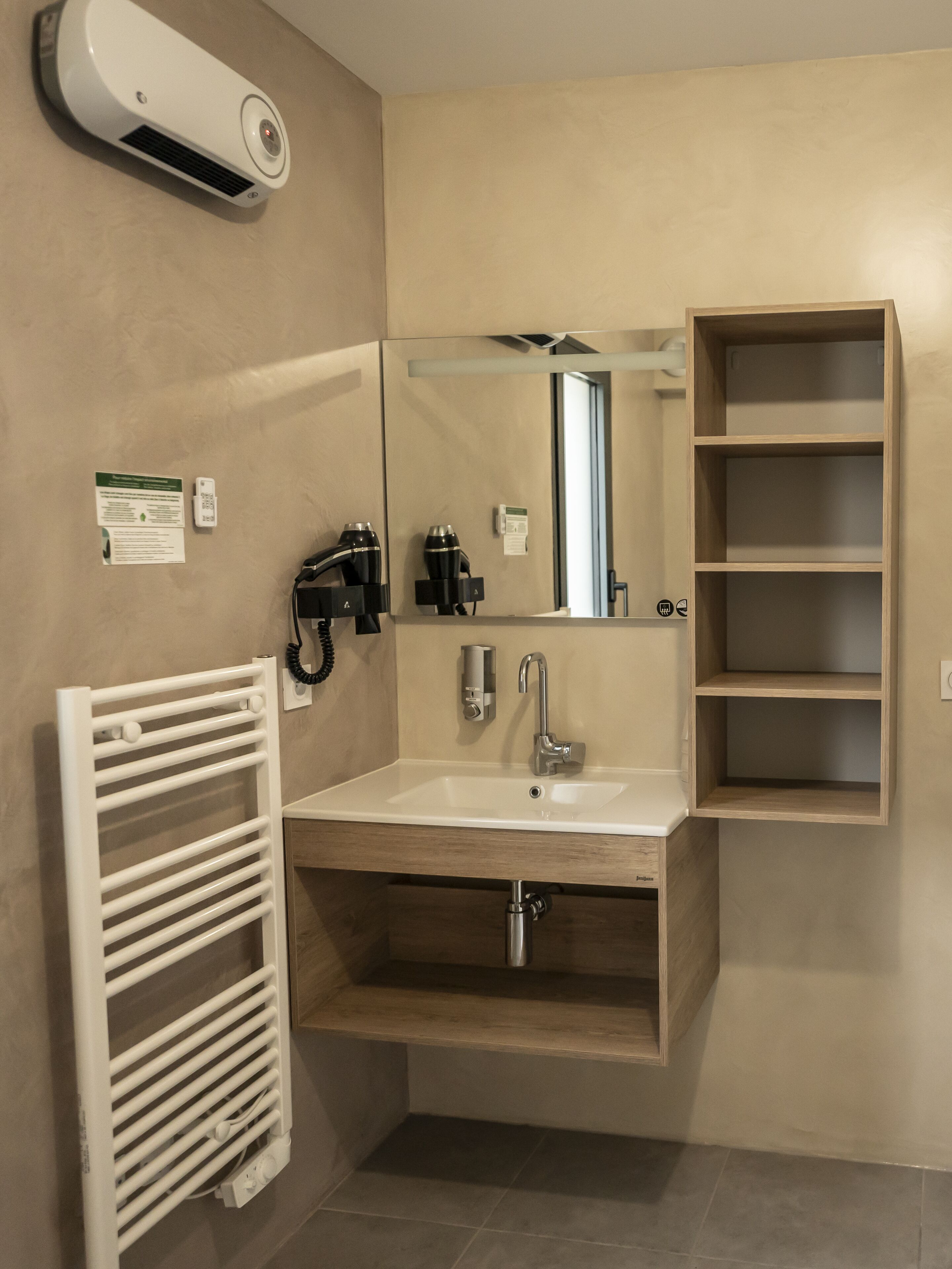 shower, rainfall showerhead, free toiletries, hair dryer