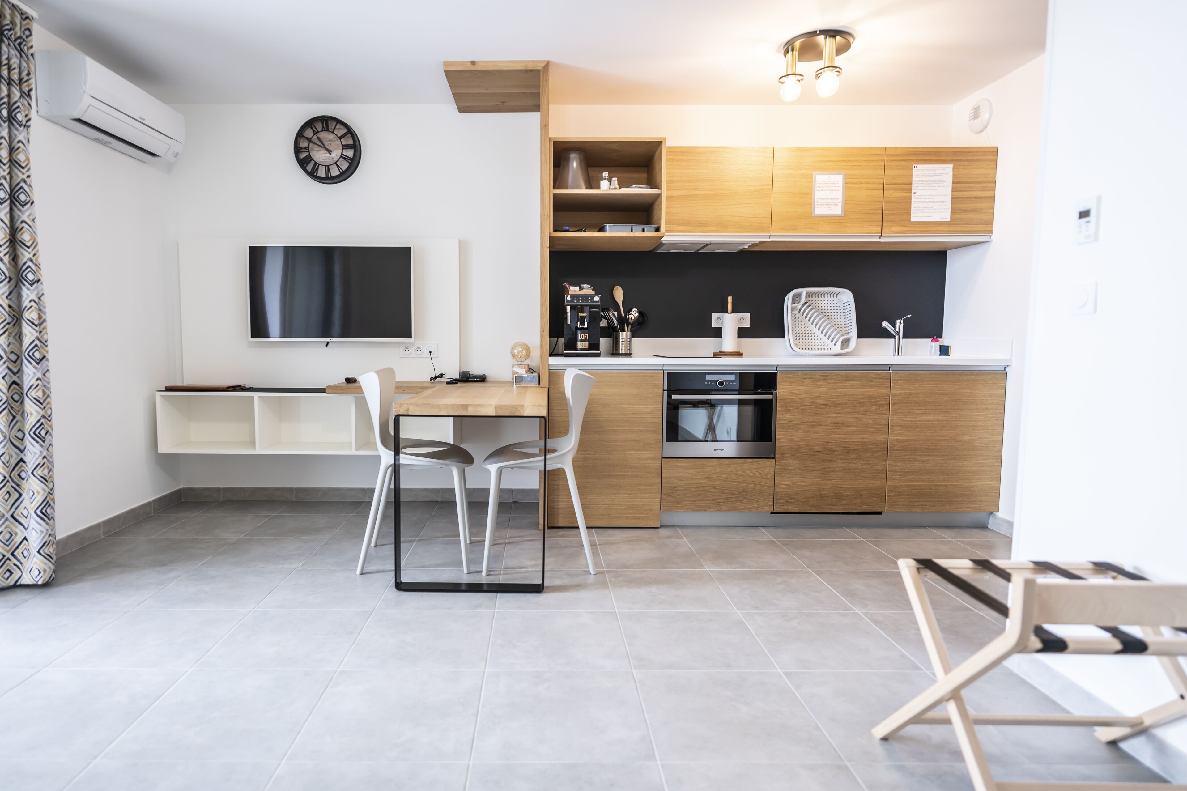 Full-size fridge, microwave, oven, stovetop