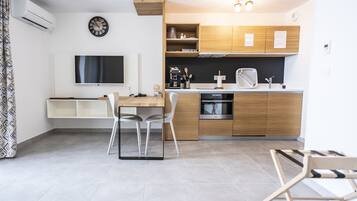 Full-size fridge, microwave, oven, stovetop