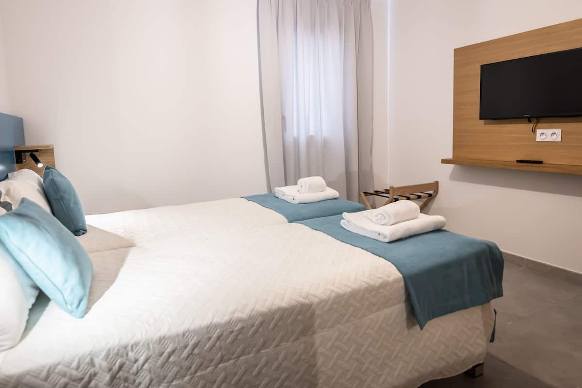 Klassiek appartement, 2 slaapkamers, niet-roken, uitzicht op zwembad | 2 slaapkamers, luxe beddengoed, bedden met traagschuimmatras