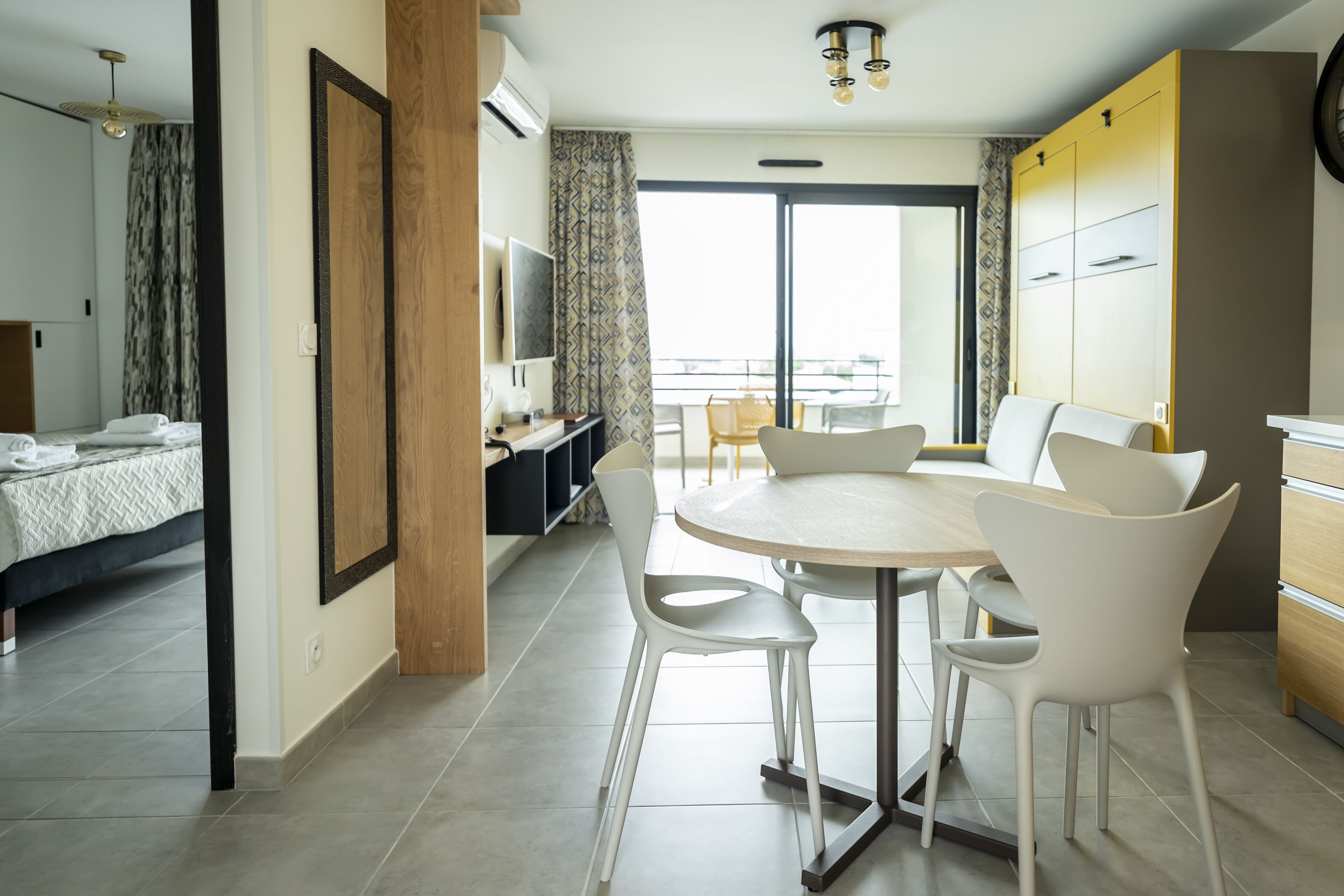 Íbúð - 1 svefnherbergi - reyklaust - útsýni yfir sundlaug | Stofa | 108-cm sjónvarp með stafrænum rásum