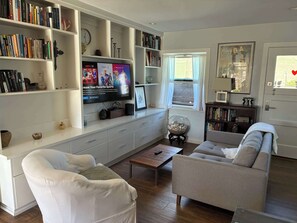 Télévision, lecteur de DVD, espaces bureaux