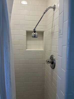 Bruser, hårtørrer, håndklæder