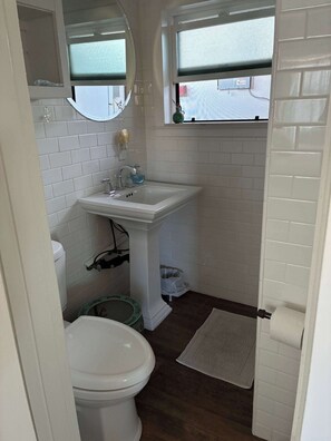 Douche, sèche-cheveux, serviettes fournies