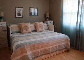 3 bedrooms, iron/ironing board, WiFi, bed sheets