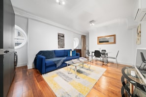 Apartamento de lujo | Zona de estar | Una televisión LCD