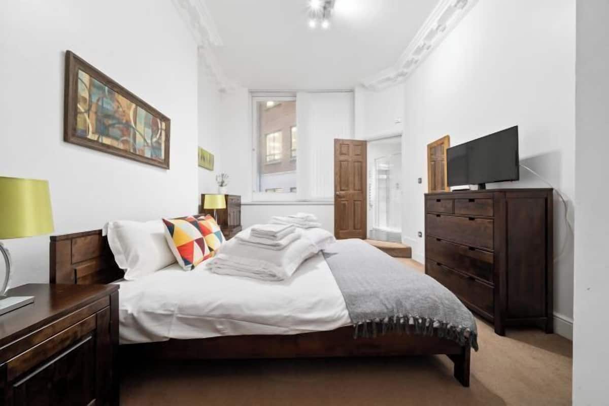 1 bedroom, premium bedding, in-room safe, laptop workspace