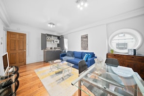 Luxury-Apartment | Wohnbereich | LCD-Fernseher