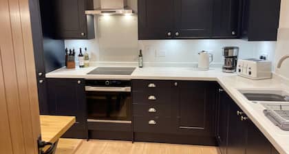 Smithy House - Village Centre Stay near NC500