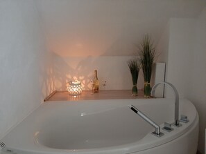 Bathtub, hair dryer, bidet, towels