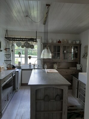 Een koelkast, een magnetron, een oven, een kookplaat