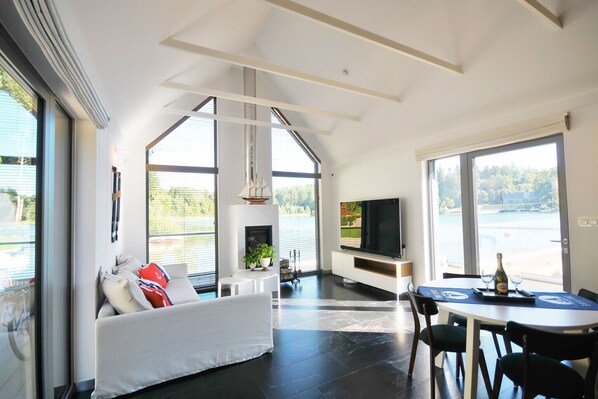 Una Smart TV, una chimenea