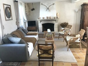 Fernseher, Kamin, Bücher, Stereoanlage