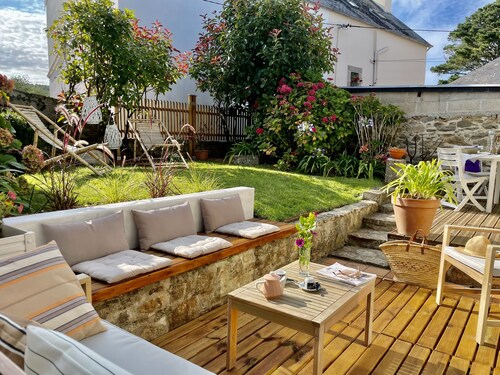 Quiet vacation home with enclosed garden 200m from Tréboul beaches.