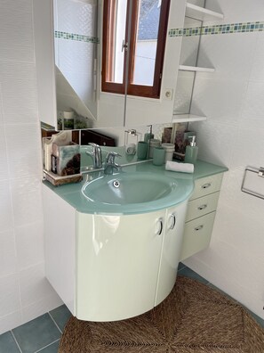 Dusche, Haartrockner, Handtücher, Seife