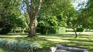A well-maintained garden with a stone bench, lush greenery, and a variety of trees. - Townhouse near Bay of Somme and Norman Beaches (Rieux)