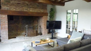 Smart TV, fireplace, DVD player
