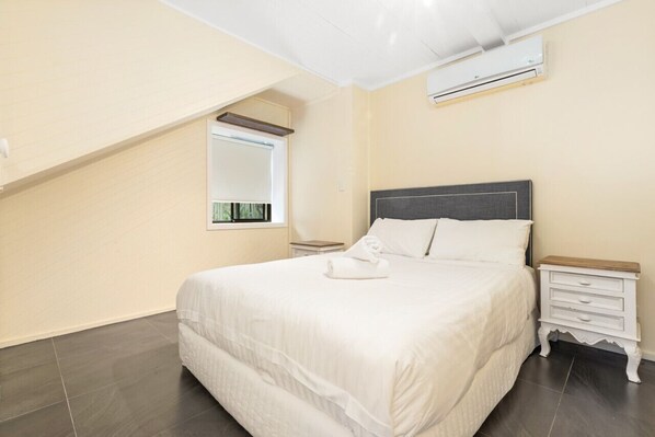 5 bedrooms, desk, iron/ironing board, travel cot