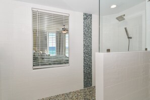 Combined shower/tub, jetted tub, hair dryer, towels - Updated Beachfront Condo w/ Beach Access & Stunning Views in Destin! 🐟☀ (Destin)