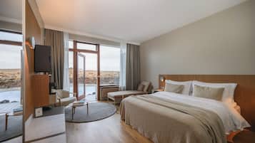 Deluxe Double Room, 1 King Bed, Lagoon View | In-room safe, desk, laptop workspace, blackout curtains