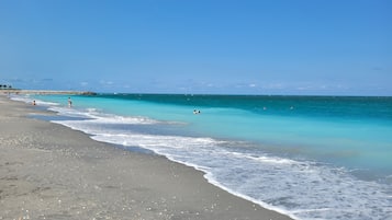 Beach nearby, sun-loungers, beach towels