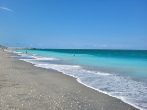 Una spiaggia nelle vicinanze, lettini da mare, teli da spiaggia