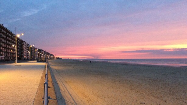 A beach with a paved walkway and street lamps. - Sun-oriented studio Sint-Idesbald with beautiful sea view (Koksijde)