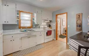 Fridge, microwave, oven, stovetop - Myrtle house|Families|Downtown Stillwater(.5mile)|CloseToTwinCities (Stillwater)