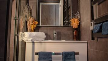 Dusche, Whirlpool, Haartrockner, HandtĂŒcher