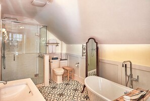 Chambre luxueuse double | Salle de bain | Articles de toilette griffés, séchoir à cheveux, peignoirs, pantoufles