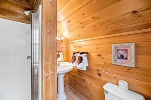 Combined shower/bathtub, hair dryer, towels, soap - Charming & Quiet Mtn-Top Cabin w Grand Panoramic Mountain Views!! DOG Friendly! (Sevierville)