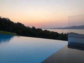 Outdoor pool, a heated pool - Sea-view apartment - garden level: ★★★★ (official tourist classification) (Pietrosella)