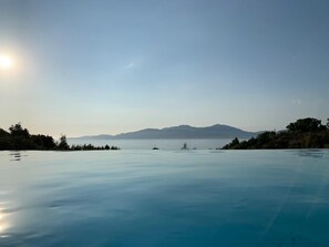 Outdoor pool, a heated pool - Sea-view apartment - garden level: ★★★★ (official tourist classification) (Pietrosella)