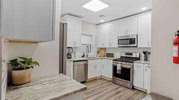 Cookware/dishes/utensils, paper towels