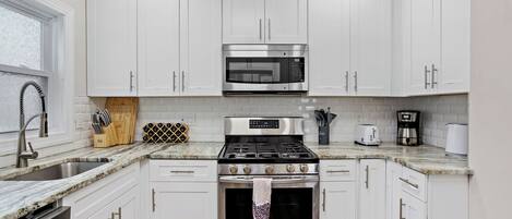 Cookware/dishes/utensils, paper towels