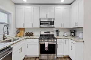 Cookware/dishes/utensils, paper towels