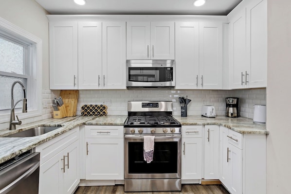 Utensilios de cocina y toallas de papel