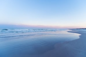 Plage, chaises longues, serviettes de plage
