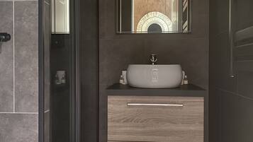 Badewanne, Haartrockner, HandtĂŒcher, Seife