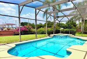 Een buitenzwembad en een verwarmd zwembad