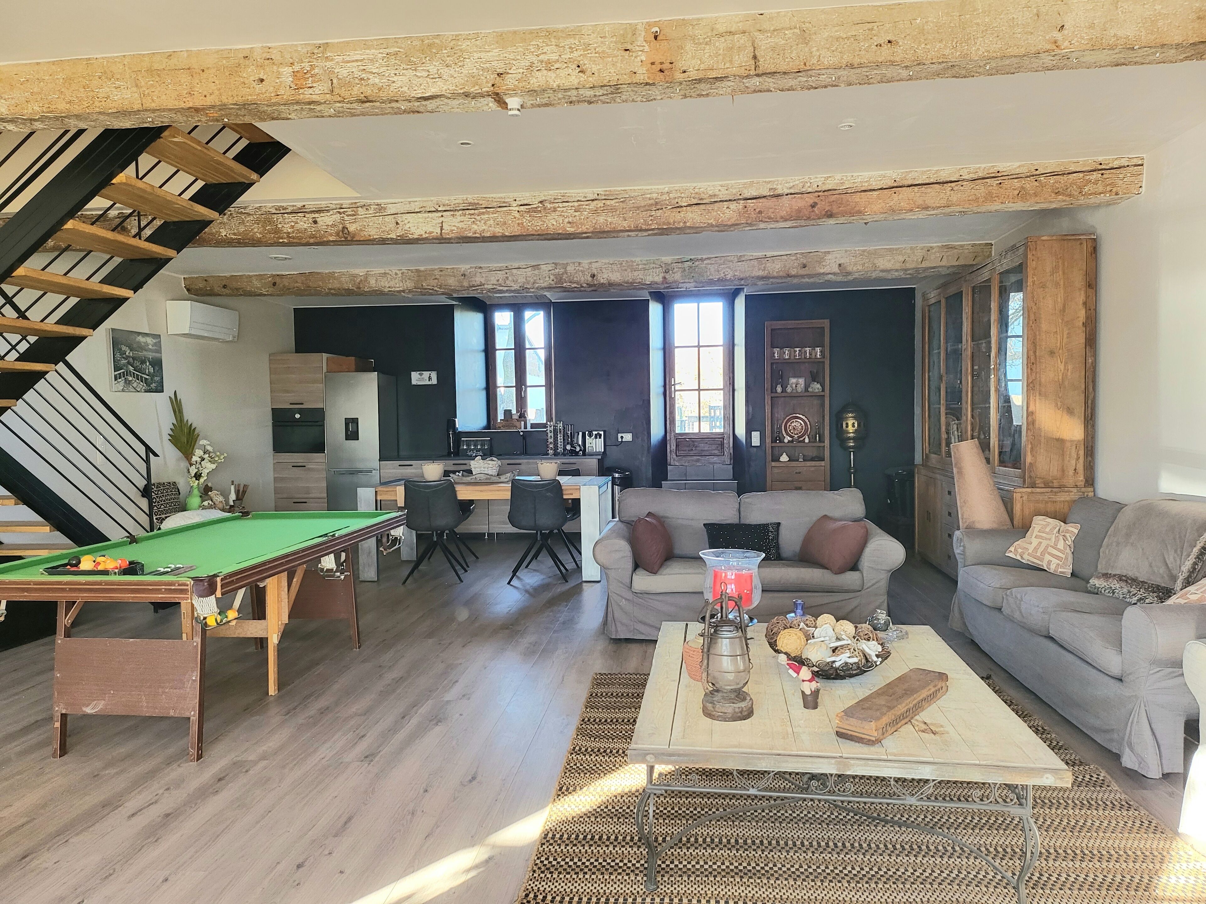 TV connectée, baby-foot, livres, médiathèque