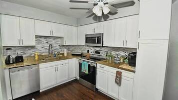 Kylskåp, mikrovågsugn, ugn och spishäll