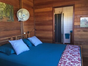 5 Schlafzimmer, Schreibtisch, Bügeleisen/Bügelbrett, Reisekinderbett