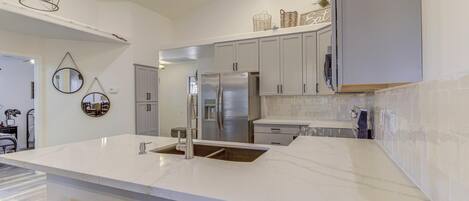 Een koelkast, een microgolfoven, een oven, een kookplaat