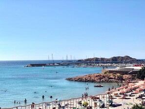 Beach nearby, sun loungers, beach towels