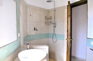 Shower, bidet, towels, soap - SWEET HOME MARE "LI JUNCHI" (Isola Rossa)