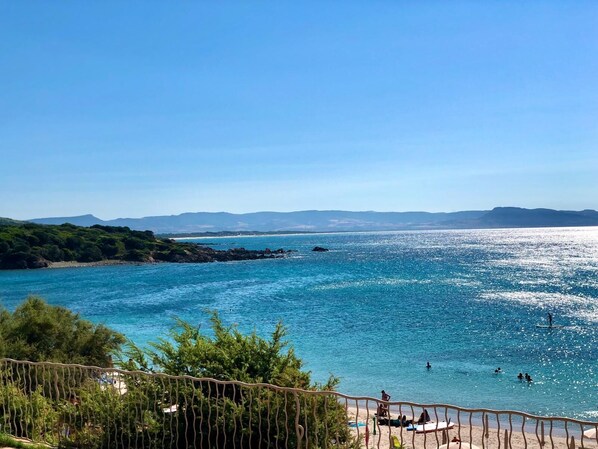 Beach nearby, sun-loungers, beach towels