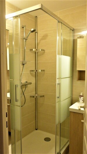 Shower, hair dryer, towels, soap - Among the pines, between nature and the ocean (Lacanau)