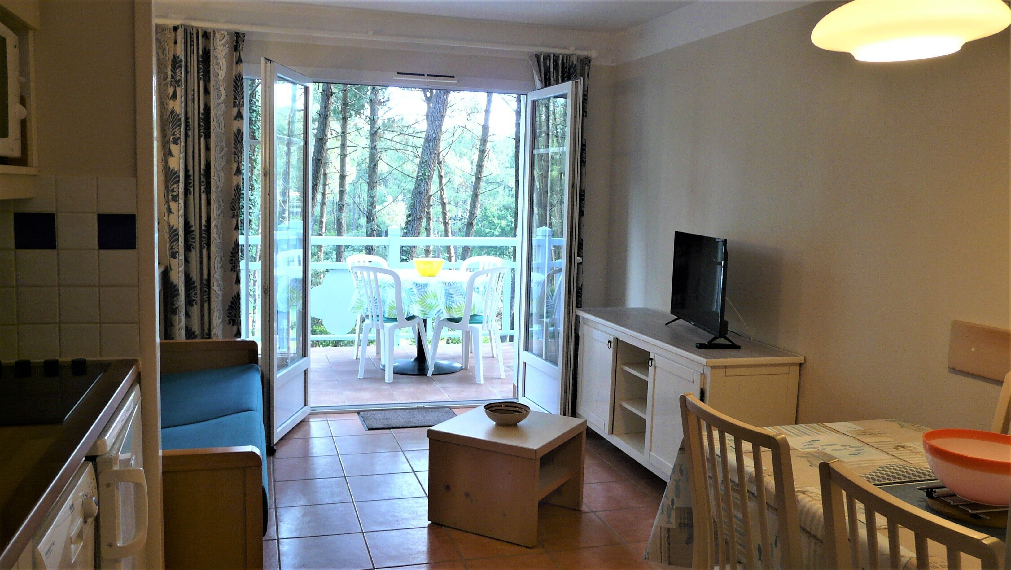 Télévision, table de tennis de table, livres