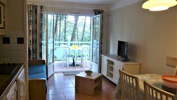 Télévision, table de tennis de table, livres